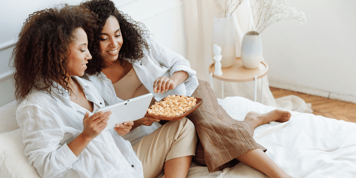 Frauen essen Popcorn vor dem Schlafengehen