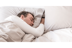 Man sleeping in Zizzz bedding