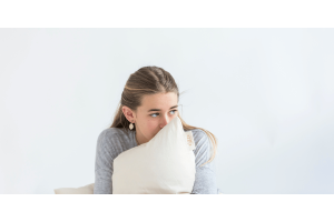 woman holding her Zizzz pillow