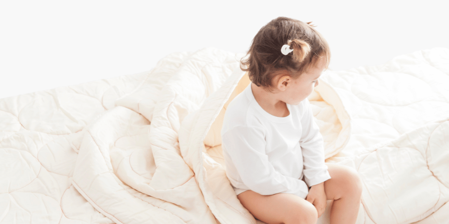 Child sitting on a Zizzz kids duvet