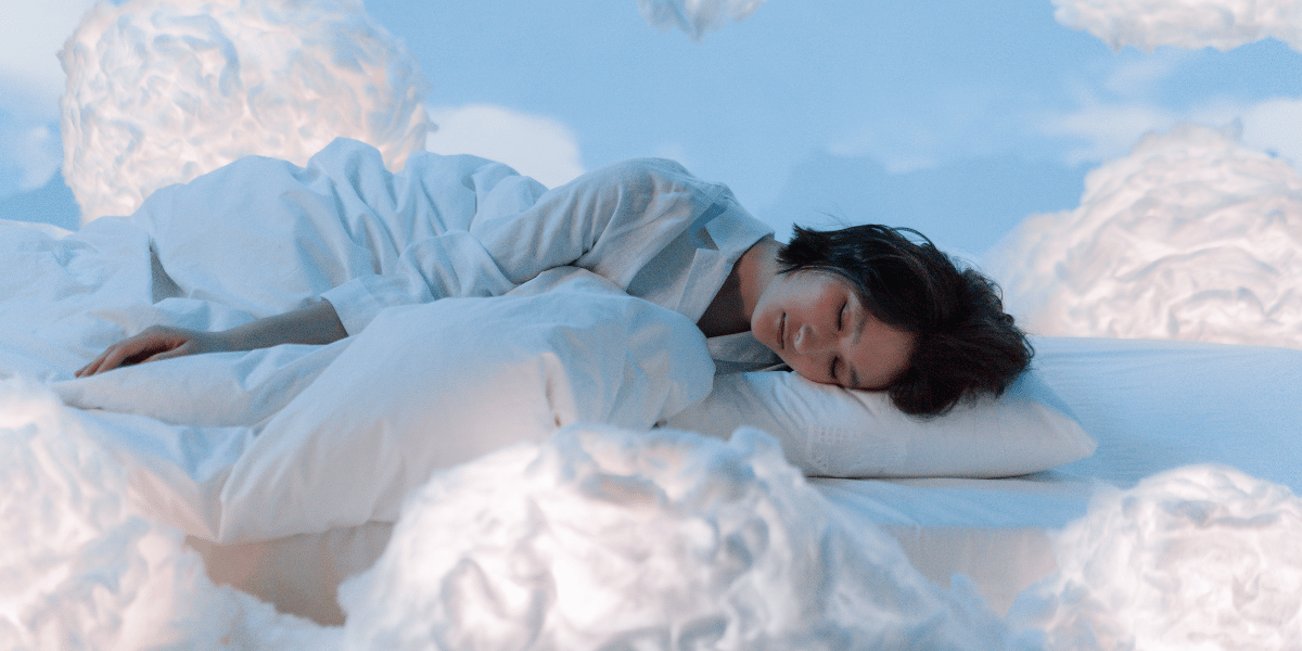 Femme qui s'imagine dormir dans des nuages